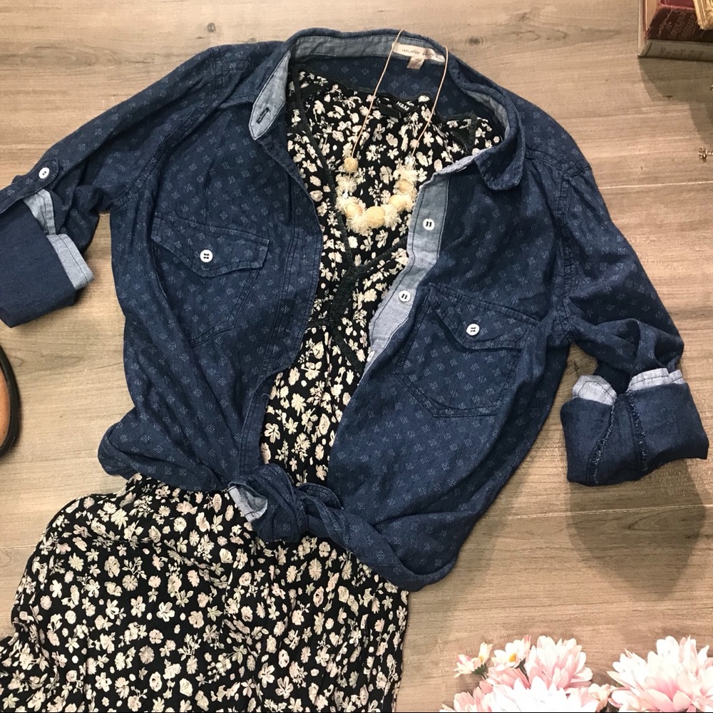 🎉HP 🎉 Denim shirt w/ diamond pattern 🤩